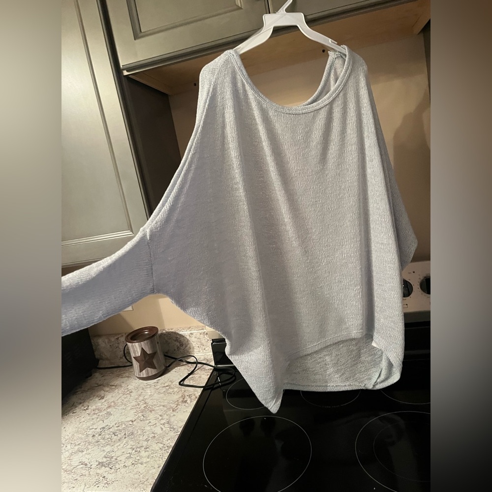 Longsleeve lightweight sweater.